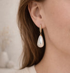 Détail monture dorée avec rangée de strass et perle nacrée goutte