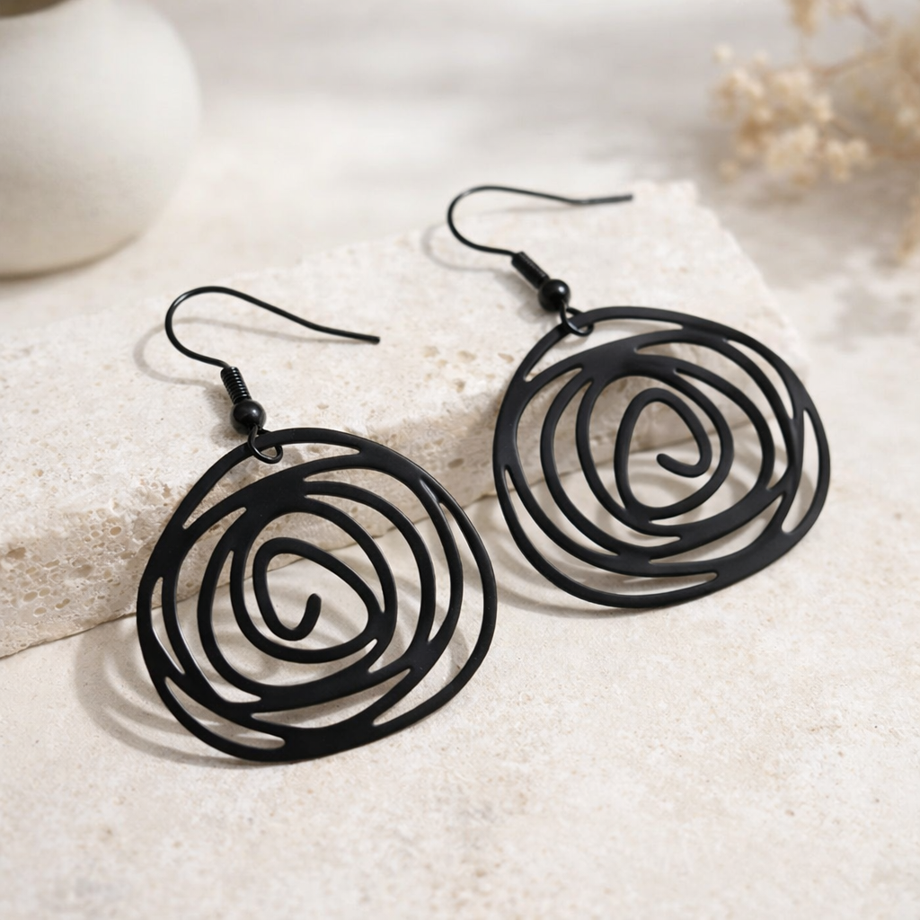 Détail motif rond spirale ajourée noir mat sur boucles pendantes