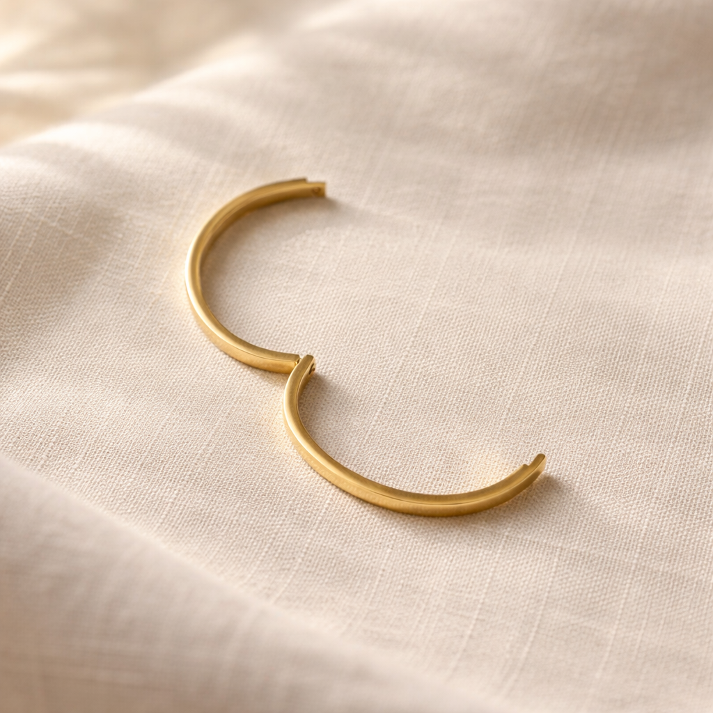 Bracelet jonc doré minimaliste porté au poignet, bijou chic du quotidien