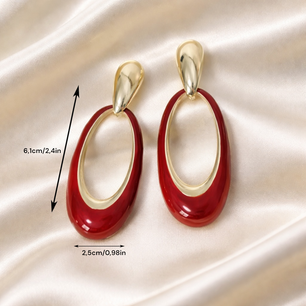 Boucles d oreilles pendantes rouges et dorees portees look chic soiree