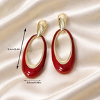 Boucles d oreilles pendantes rouges et dorees portees look chic soiree