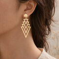 Boucles d’oreilles géométriques dorées pendantes en triangles superposés