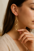 Boucles d oreilles longues torsadees dorees design spirale portées