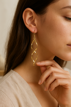 Boucles d oreilles longues torsadees dorees design spirale portées