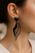 Boucles d’oreilles aile noire femme avec cœur brillant, longues et ajourées
