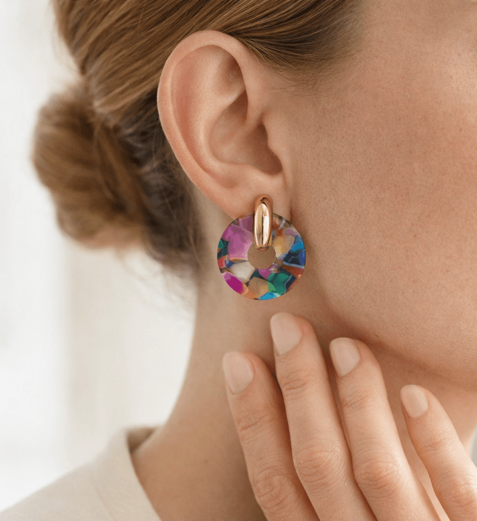 Boucles d’oreilles rondes multicolores femme avec anneau doré finition brillante