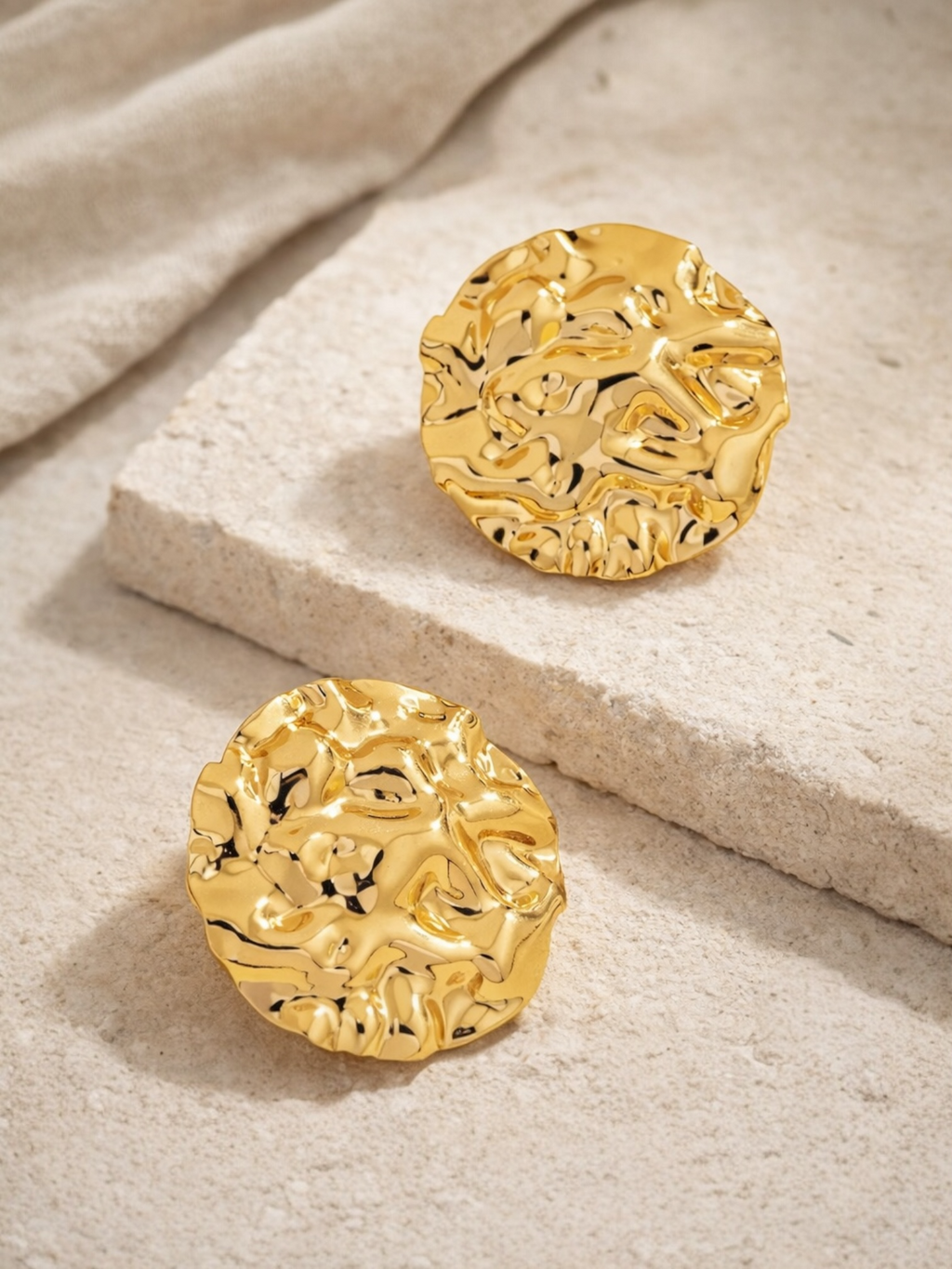 Boucles d’oreilles rondes dorées martelées texturées 3 cm
