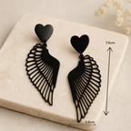 Boucles d’oreilles noires longues portées, style moderne chic pour femme