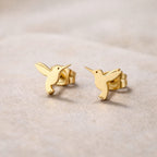 Boucles d’oreilles colibri dorées portées au quotidien, bijou discret et élégant