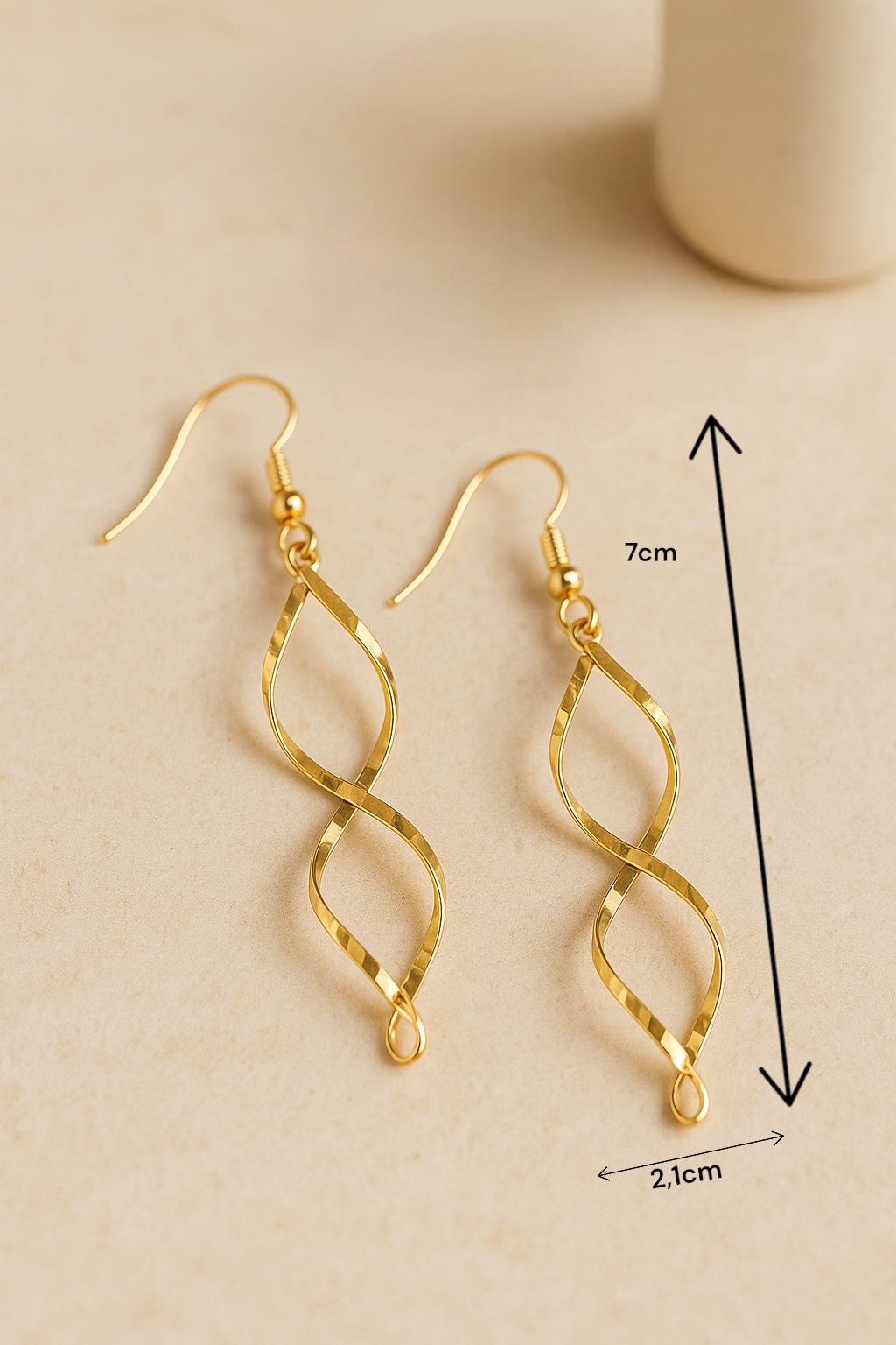Boucles d oreilles longues dorées portées par une femme pour une tenue élégante