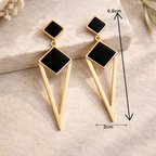 Boucles pendantes élégantes noir et or portées pour une tenue de soirée