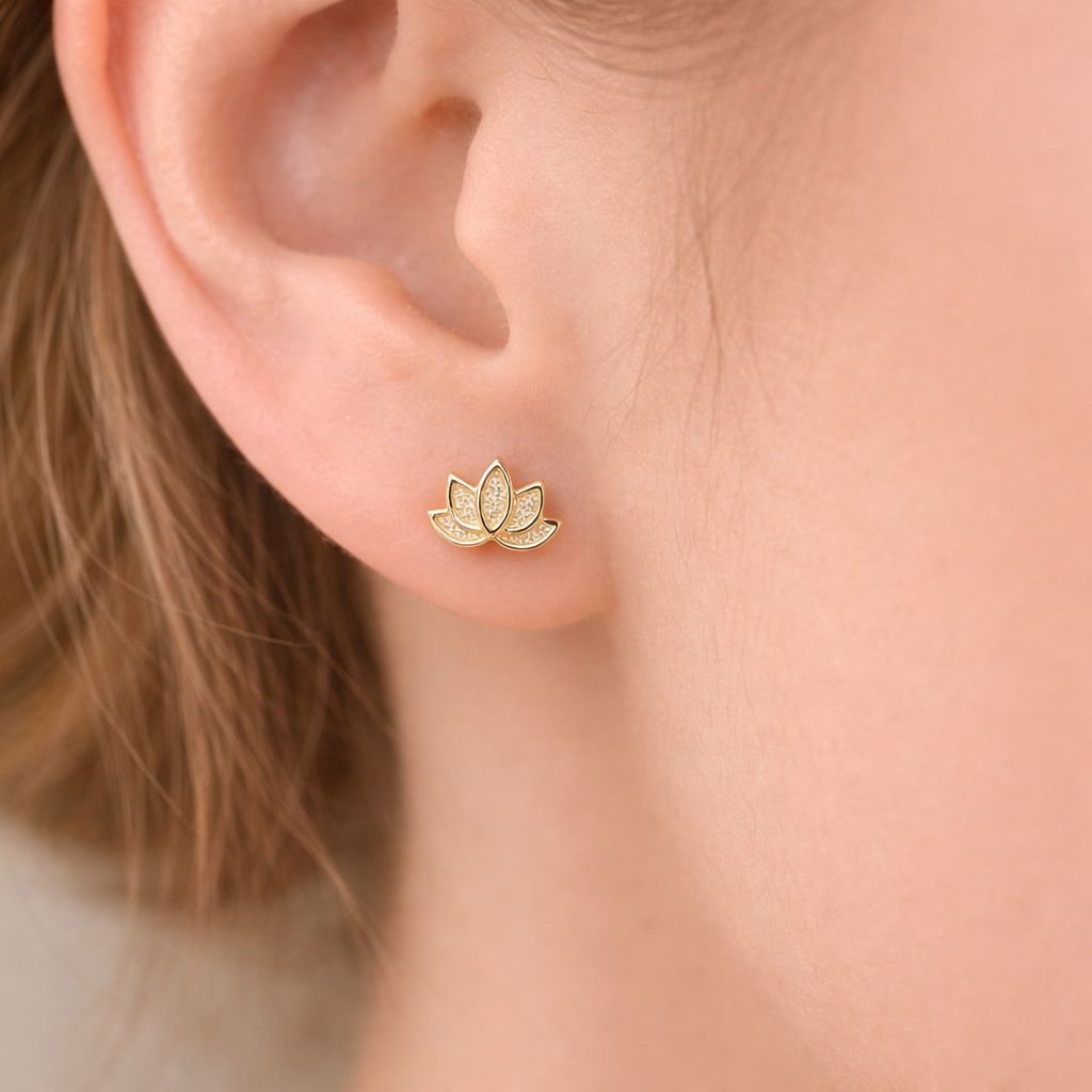 Boucles d’oreilles puces lotus dorées minimalistes 9x6 mm